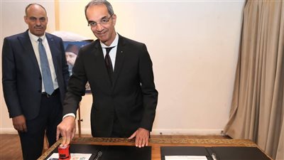  وزير الاتصالات يدشن طابع تذكاري بمناسبة مرور 160 عاما على إصدار أول طابع بريد مصري