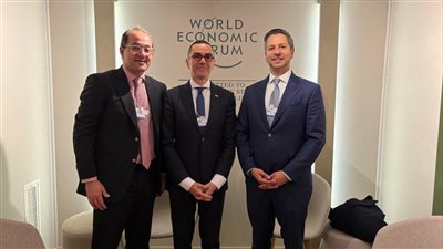 وزيرا الاستثمار والمالية يبحثان مع 