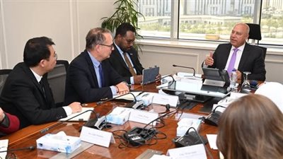 كامل الوزير يبحث مع 