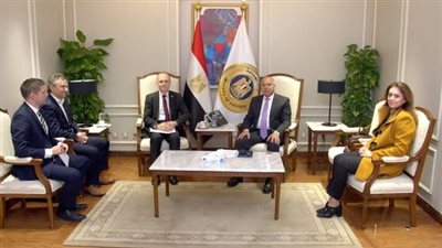 مصر تستقطب صناعة السيارات الكهربائية.. وزير الصناعة يبحث خطة شركة سين كارز البلغارية