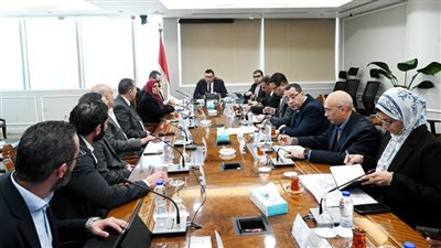 وزير الإسكان يتابع مبيعات وتسويق مشروعات المدن الجديدة وفرص الاستثمار مع مسئولي HDP