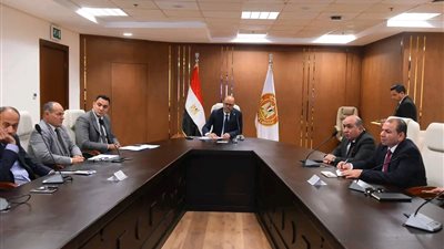 وزير العمل يبحث مع شركات الملابس استقرار بيئة العمل ودعم الاستثمار