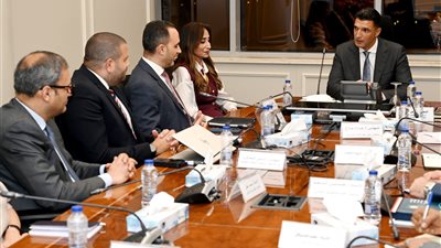 وزير الصناعة يبحث مع شركة نيسان خطط التوسع في إنتاج السيارات للتصدير