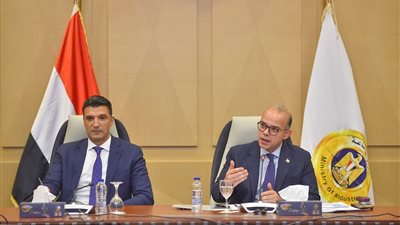 لإعادة هيكلة منظومة تنمية الصادرات.. وزيرا الاستثمار والصناعة يعقدان اجتماعا موسعا مع المجالس التصديرية