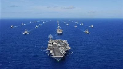 البحرية الأمريكية تنشر أسطولًا من 12 سفينة لحماية التحركات العسكرية في الخليج