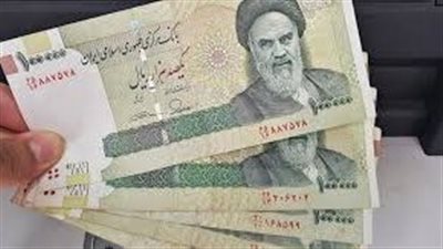 الريال الإيراني في رحلة الانحدار.. الأجور تتآكل والطبقة الوسطى تنهار