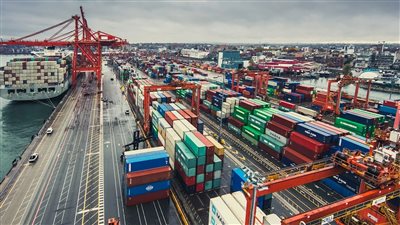 موانئ دبي توقف عملياتها بـ 