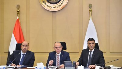 مثلث الإنقاذ.. خطة حكومية شاملة لزيادة صادرات الملابس الجاهزة