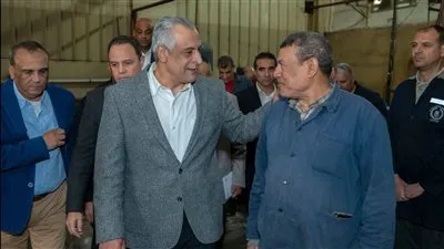 وزير الإنتاج الحربي يشيد بجهود العاملين في مصنع 99 الحربي ويقرر مكافأتهم