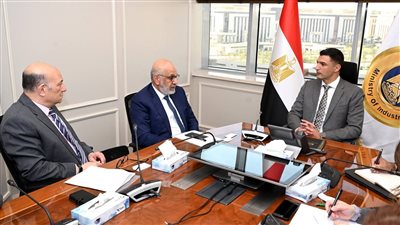 وزير الصناعة يبحث مع البنك الدولي تعزيز التعاون في الصناعة والبنية التحتية للمناطق الصناعية