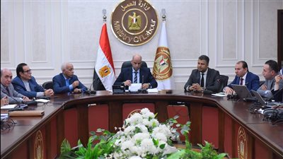 وزير العمل يفتح حواراً لإعادة توزيع 