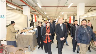 محافظ القاهرة يتابع معارض  