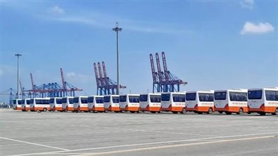 ميناء شرق بورسعيد يشحن 100 حافلة 