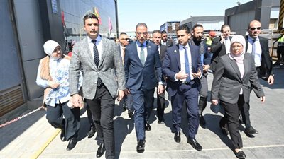 وزير الصناعة ومحافظ الجيزة يتفقدان مصنعًا لزجاج السيارات بمدينة السادس من أكتوبر