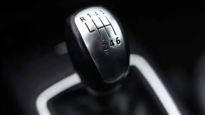 بورشه تتحدى منطق السوق ببراءة اختراع ثورية.. ناقل حركة يجمع بين اليدوي والأوتوماتيكي