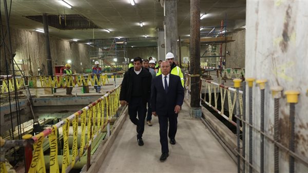 لتسريع تنفيذ المشروع.. وزير النقل: ماكينات حفر الخط الرابع    