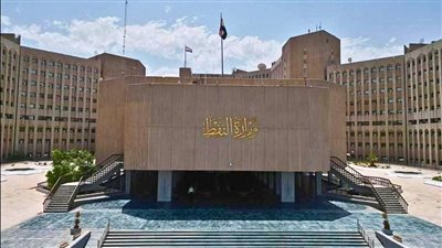 العراق يبدأ تصدير النفط بريًا عبر سوريا بعد تعطل مضيق هرمز