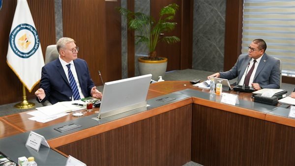 جانب من اجتماع وزير البترول    