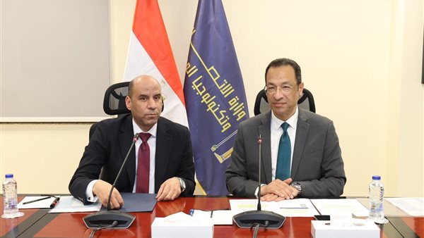 وزيرا الاتصالات والعمل    