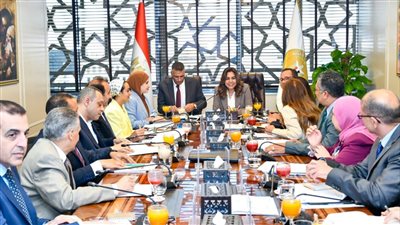 منال عوض تترأس اجتماع 