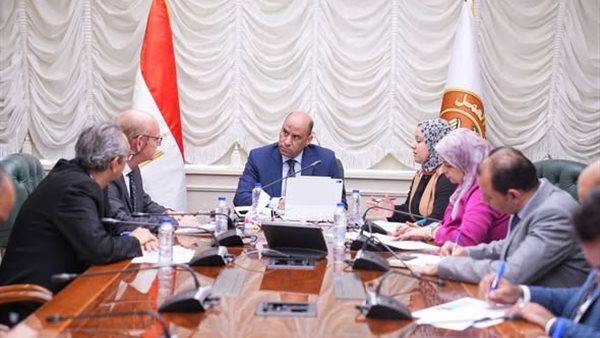 وزير العمل يبحث مع