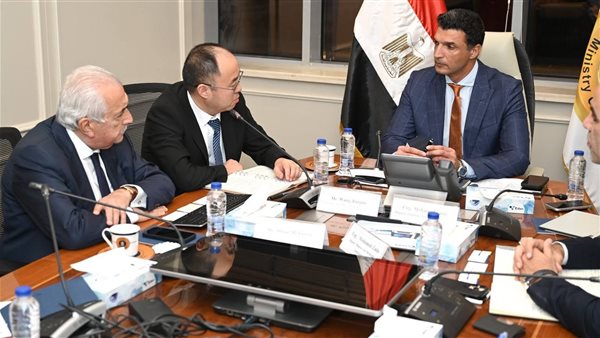 وزير الصناعة خلال