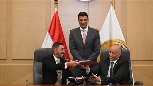 جانب من توقيع البرتوكول