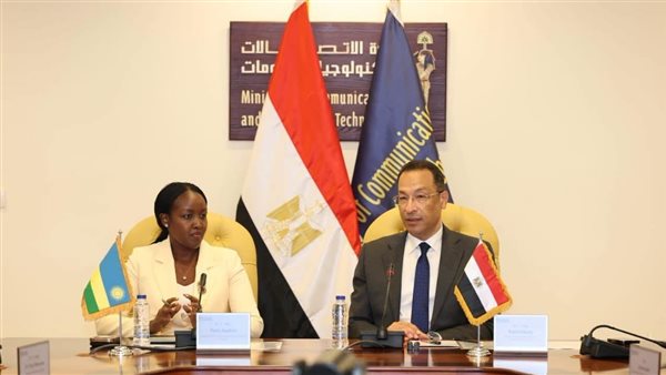 وزير الاتصالات ونظيرته
