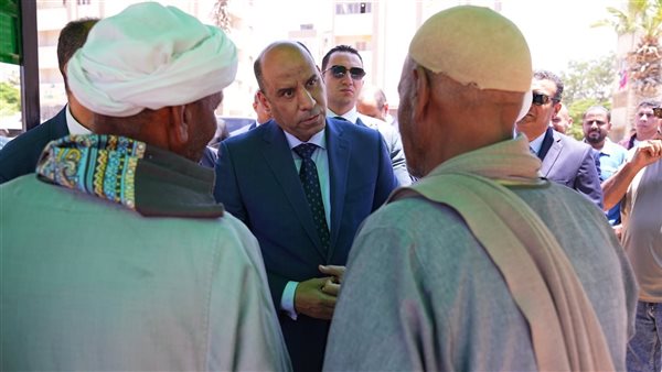 وزير العمل يلتقي