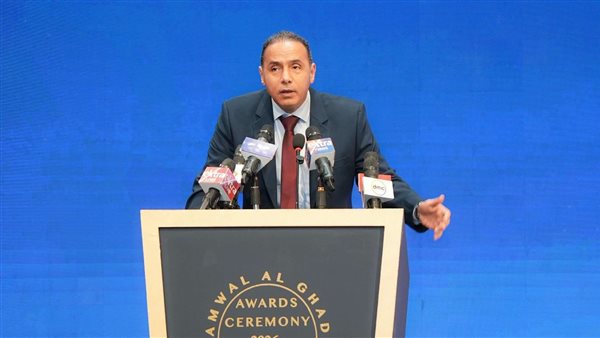 الدكتور إسلام عزام،